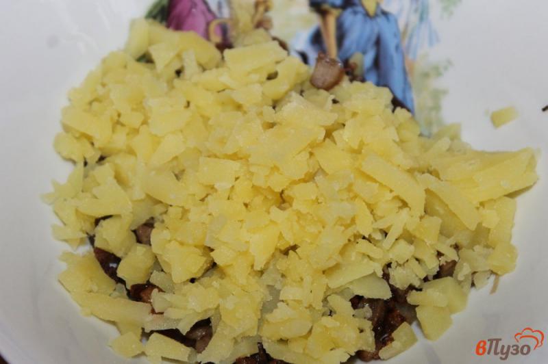 Фото приготовление рецепта: Картофель с мясной начинкой и лесными грибами под сыром шаг №4