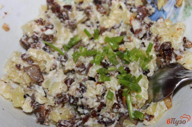 Фото приготовление рецепта: Картофель с мясной начинкой и лесными грибами под сыром шаг №5