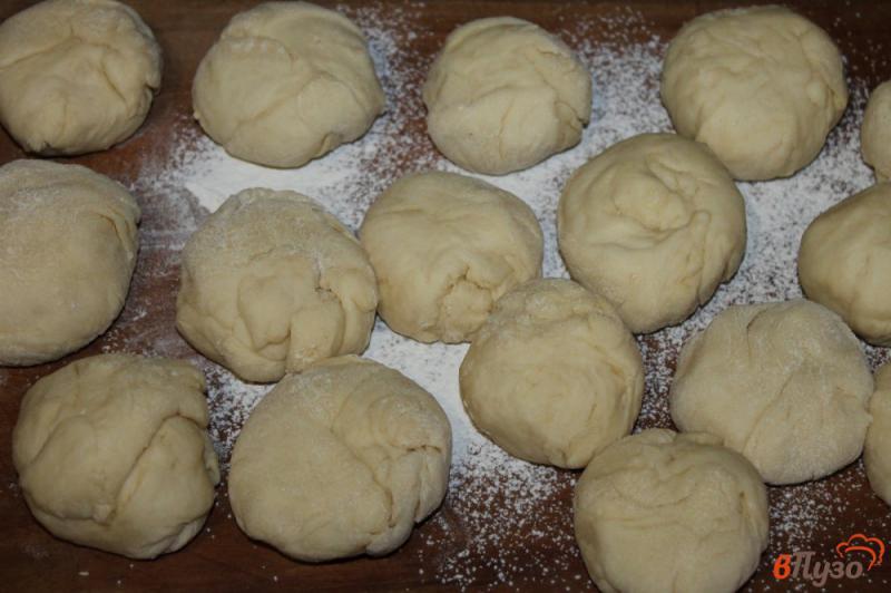Фото приготовление рецепта: Духовые пирожки со сливами шаг №2