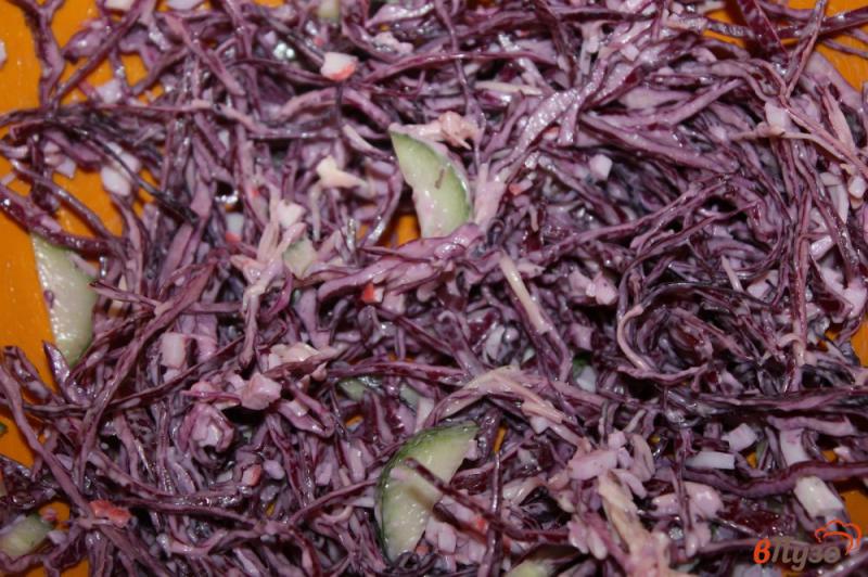 Фото приготовление рецепта: Салат из краснокочанной капусты с крабовыми палочками и сыром шаг №5