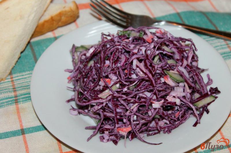Фото приготовление рецепта: Салат из краснокочанной капусты с крабовыми палочками и сыром шаг №6
