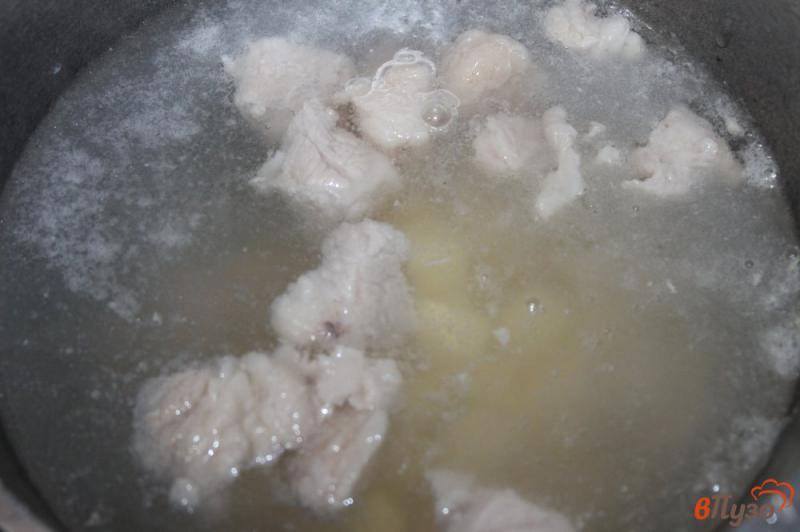 Фото приготовление рецепта: Суп со свининой, грибами и вермишелью шаг №3