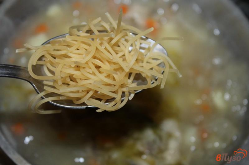Фото приготовление рецепта: Суп со свининой, грибами и вермишелью шаг №7