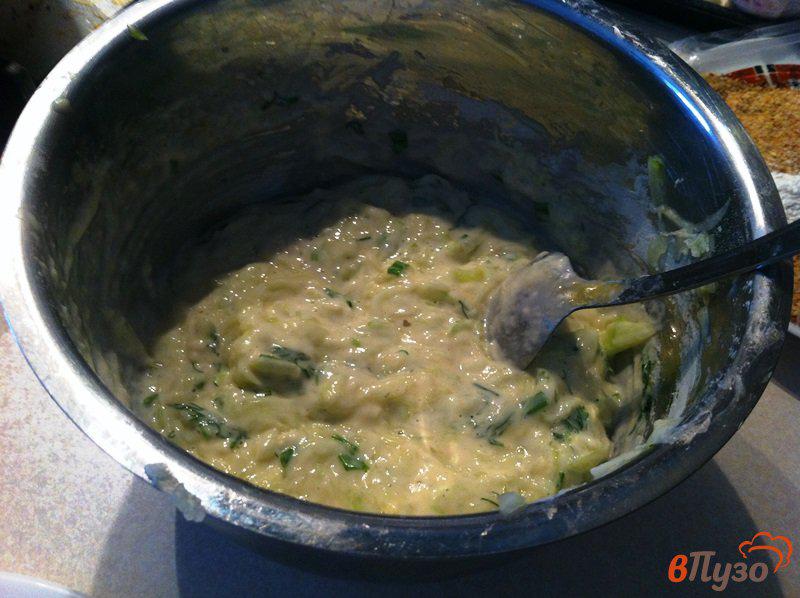 Фото приготовление рецепта: Кабачковые оладьи с укропом шаг №3