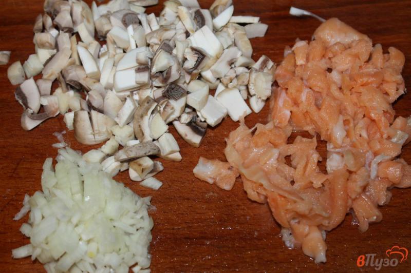 Фото приготовление рецепта: Картофельное пюре с подливой из грибов и рыбы шаг №3
