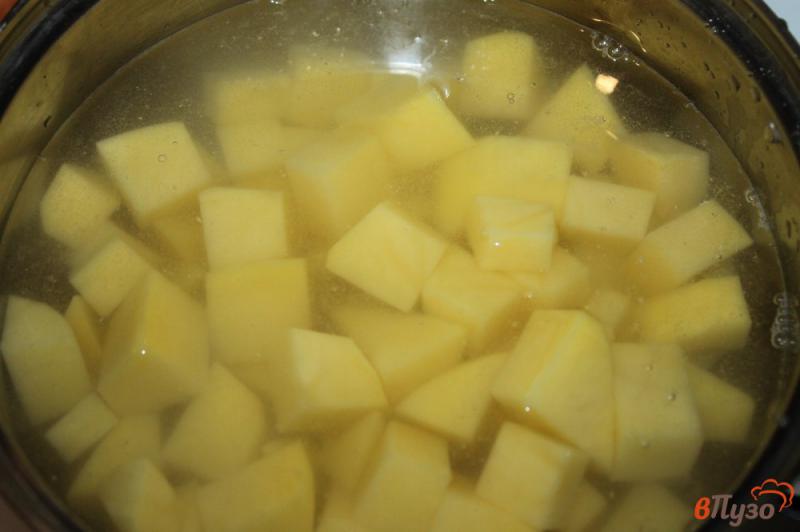 Фото приготовление рецепта: Картофельное пюре с подливой из грибов и рыбы шаг №2