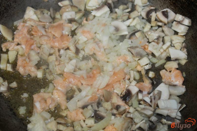 Фото приготовление рецепта: Картофельное пюре с подливой из грибов и рыбы шаг №4