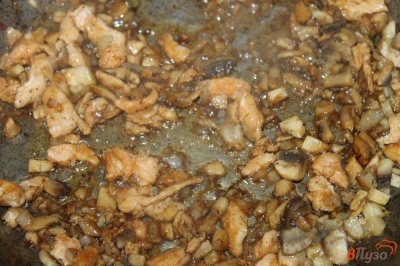 Фото приготовление рецепта: Картофельное пюре с подливой из грибов и рыбы шаг №5