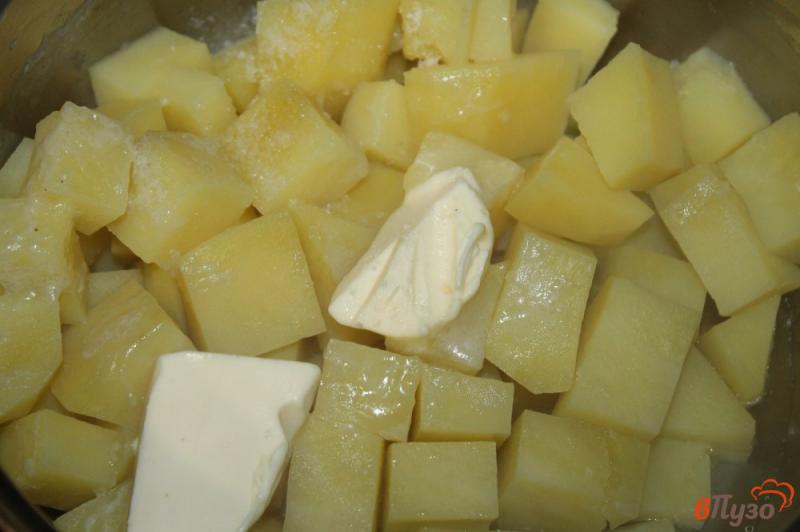 Фото приготовление рецепта: Картофельное пюре с подливой из грибов и рыбы шаг №6