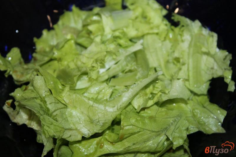 Фото приготовление рецепта: Салат с хурмой и утиной грудкой шаг №3