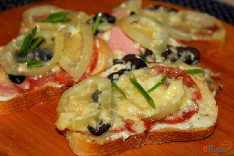 Фото приготовление рецепта: Горячие бутерброды как пицца на завтрак шаг №7