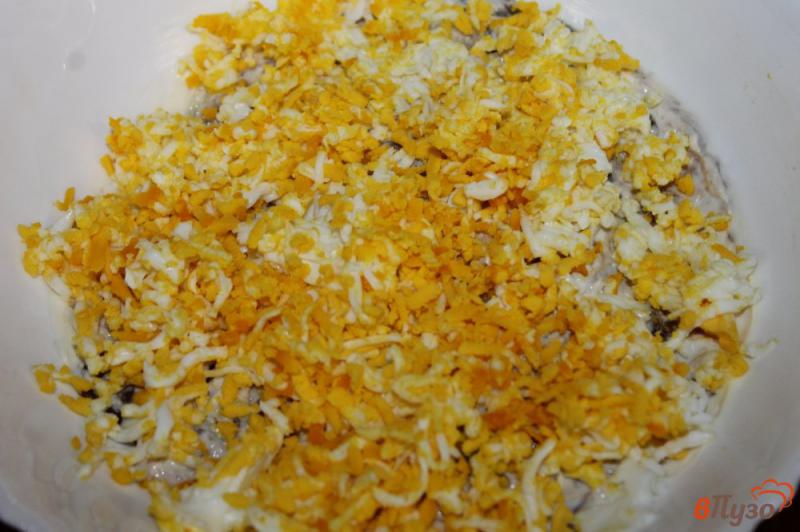 Фото приготовление рецепта: Салат с сардинами, яйцом, сыром и помидорами шаг №4