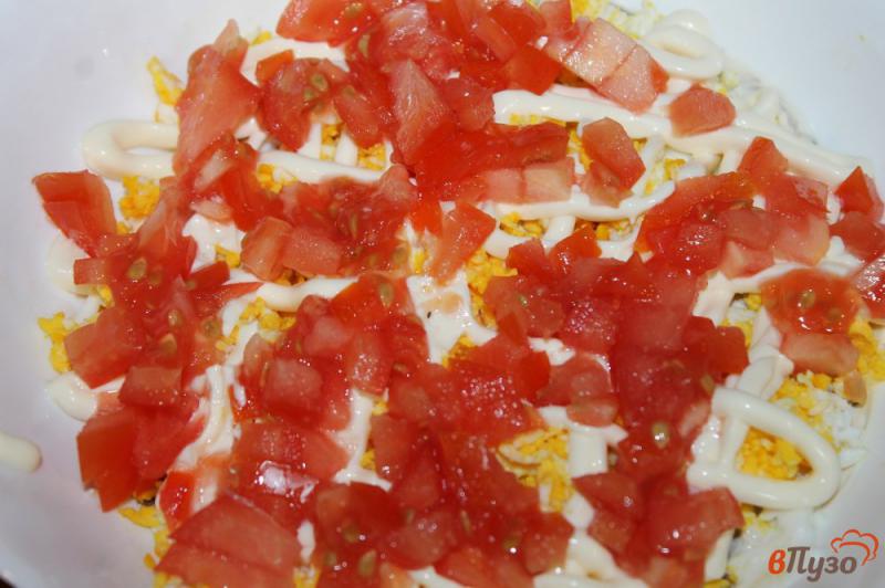 Фото приготовление рецепта: Салат с сардинами, яйцом, сыром и помидорами шаг №5