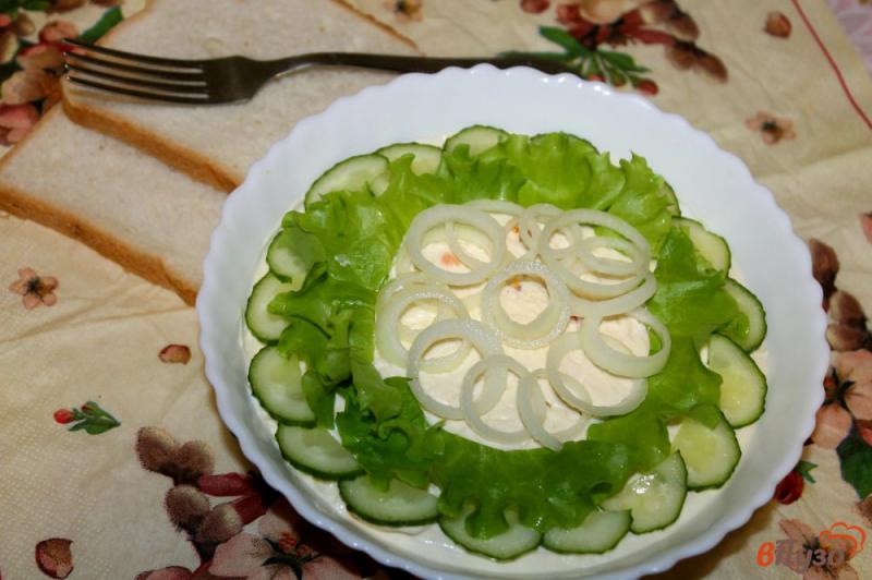Фото приготовление рецепта: Салат с сардинами, яйцом, сыром и помидорами шаг №7