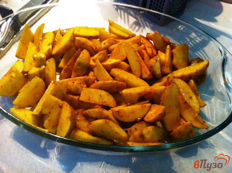 Фото приготовление рецепта: Картофельные дольки из духовки шаг №4