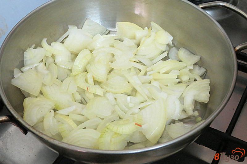 Фото приготовление рецепта: Толстолобик запеченный с луком и болгарским перцем шаг №3