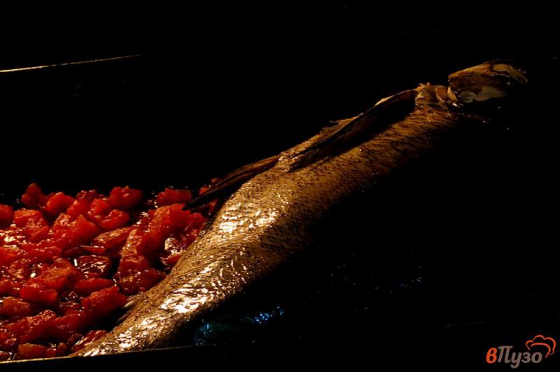 Фото приготовление рецепта: Толстолобик запеченный с луком и болгарским перцем шаг №10