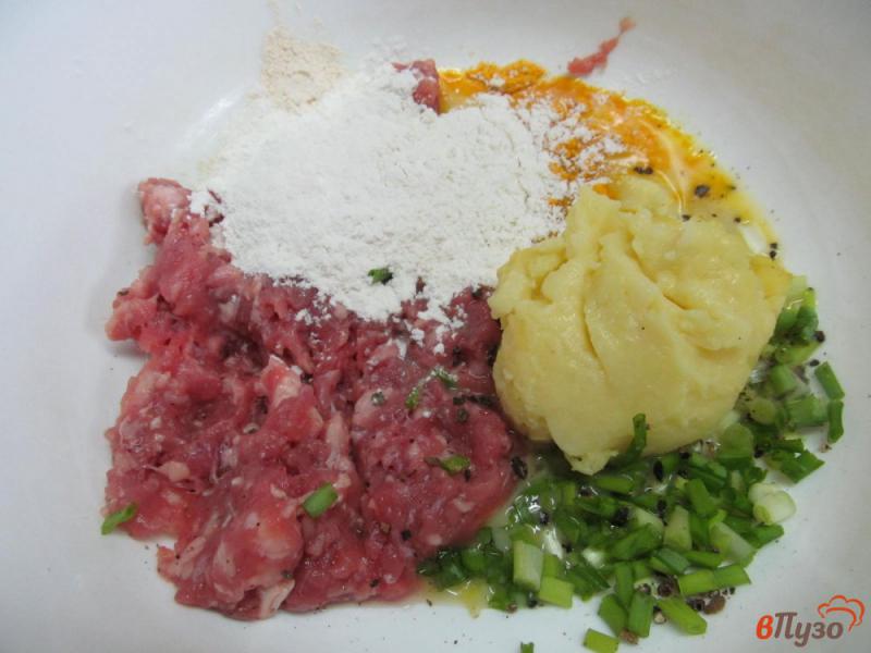 Фото приготовление рецепта: Суп с клецками из картофеля с мясным фаршем шаг №4