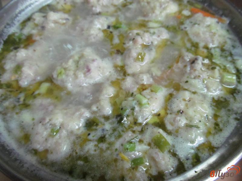 Фото приготовление рецепта: Суп с клецками из картофеля с мясным фаршем шаг №5