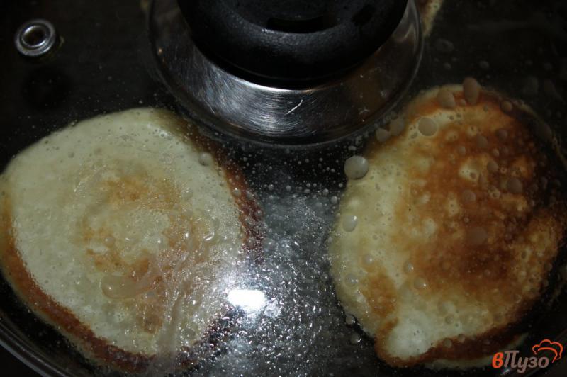 Фото приготовление рецепта: Оладьи с черничным вареньем на завтрак шаг №3