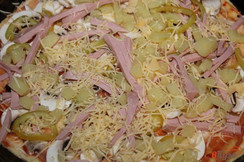 Фото приготовление рецепта: Пицца с вареной колбасой, грибами и перцем шаг №5