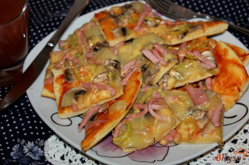 Фото приготовление рецепта: Пицца с вареной колбасой, грибами и перцем шаг №6