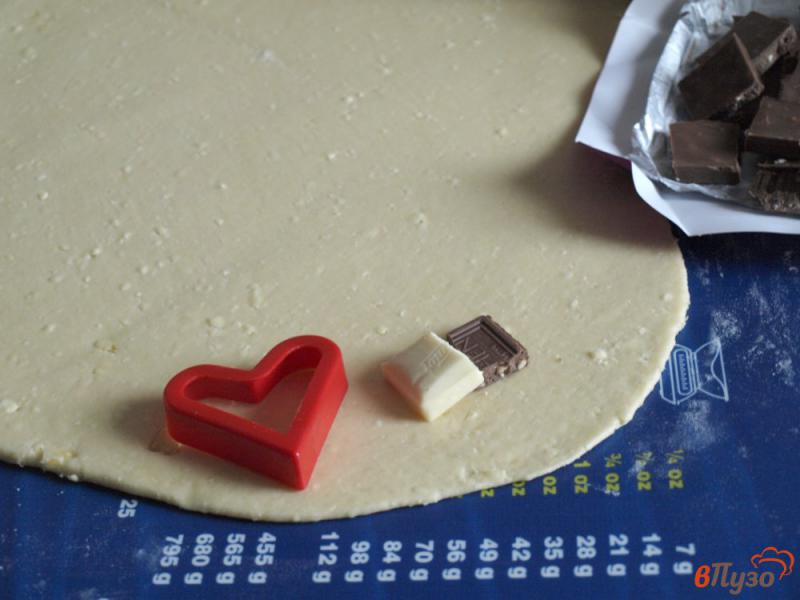 Фото приготовление рецепта: «Подушечки» с шоколадом из творожного теста шаг №3