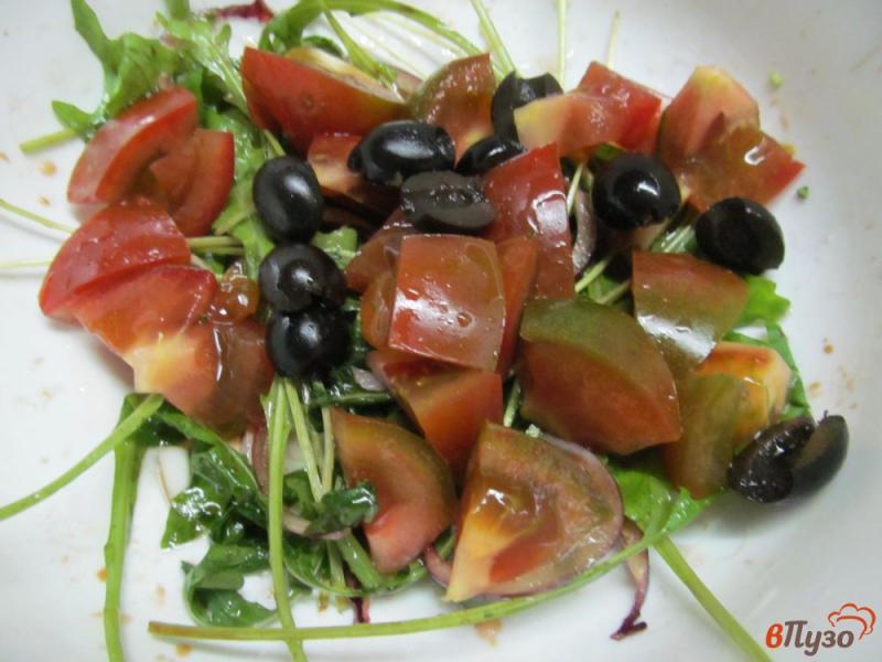 Фото приготовление рецепта: Салат из помидоров с рукколой шаг №3