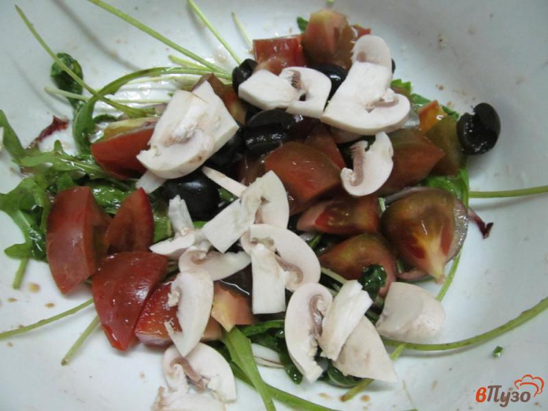 Фото приготовление рецепта: Салат из помидоров с рукколой шаг №4