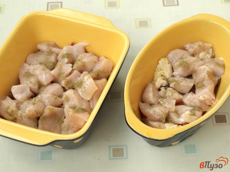 Фото приготовление рецепта: Куриное филе запечённое с вялеными помидорами и ананасами шаг №2