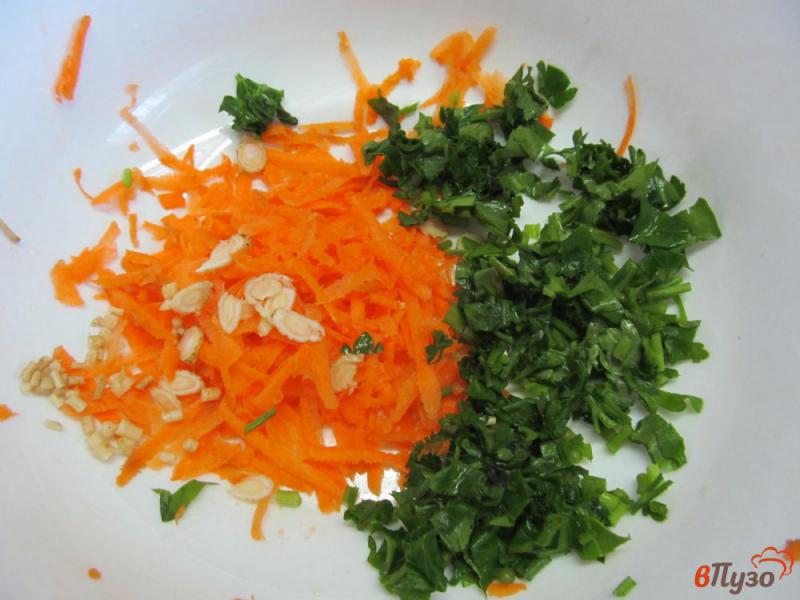 Фото приготовление рецепта: Салат из зелени с рыбой шаг №1