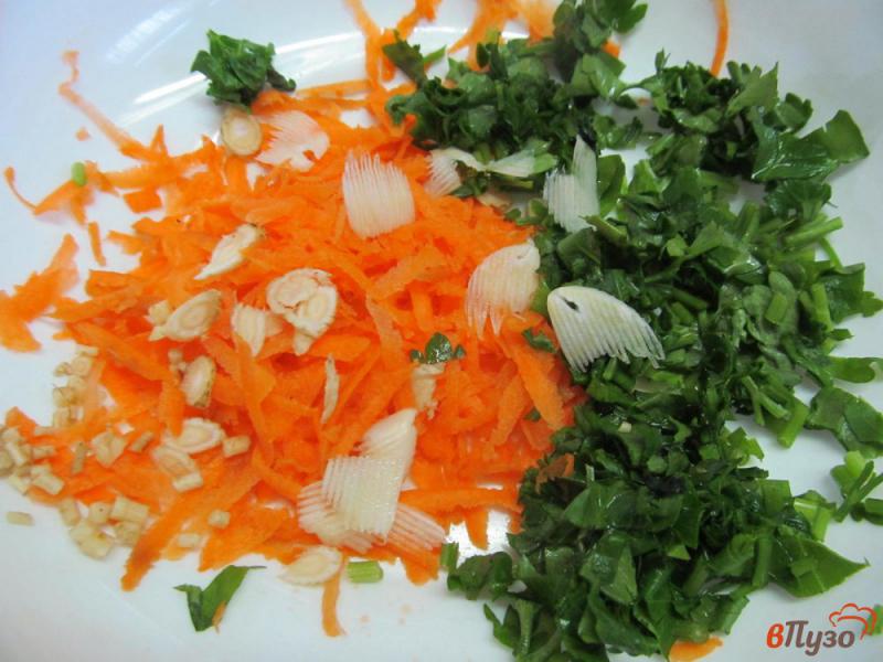 Фото приготовление рецепта: Салат из зелени с рыбой шаг №2