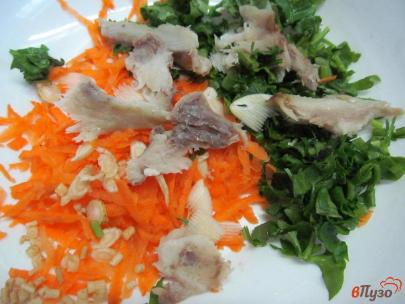 Фото приготовление рецепта: Салат из зелени с рыбой шаг №3