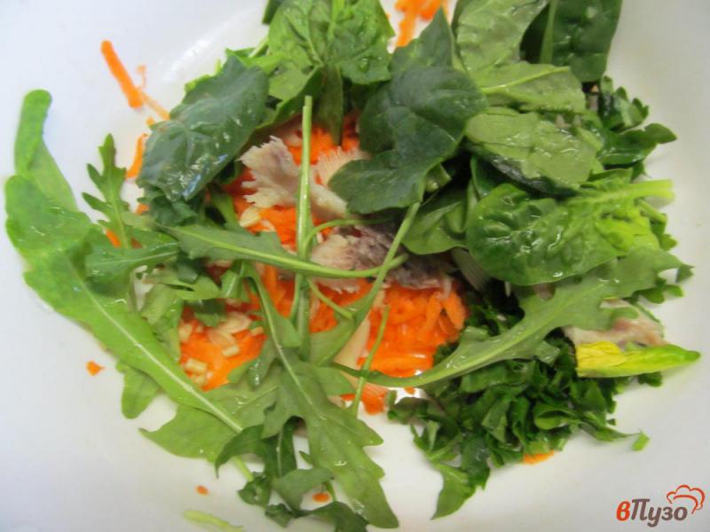 Фото приготовление рецепта: Салат из зелени с рыбой шаг №4
