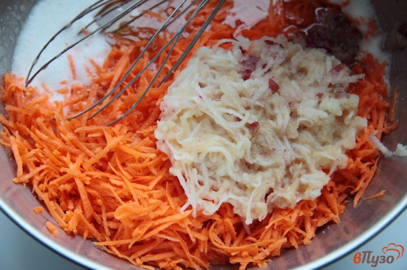 Фото приготовление рецепта: Морковные кексы с яблоком и корицей шаг №3