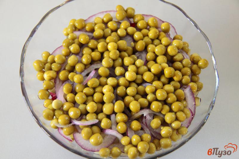 Фото приготовление рецепта: Свекольный салат с солеными огурцами и горошком шаг №4