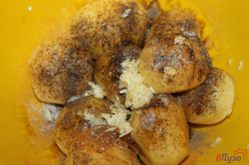 Фото приготовление рецепта: Печеный картофель с чесноком и подчеревком шаг №3