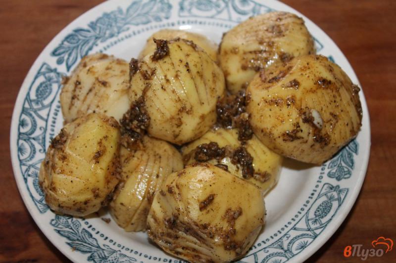 Фото приготовление рецепта: Печеный картофель с чесноком и подчеревком шаг №4