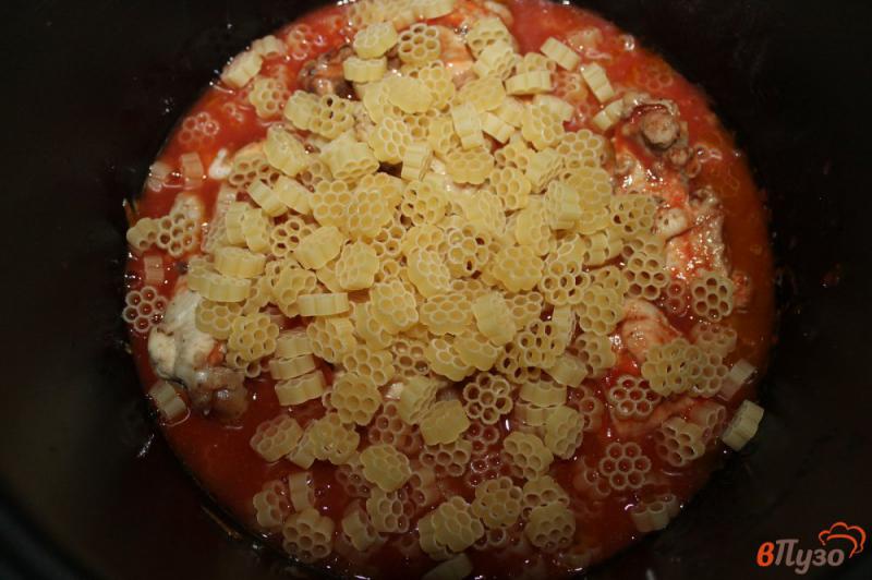 Фото приготовление рецепта: Макароны в томатном соусе с куриными крыльями в мультиварке шаг №2