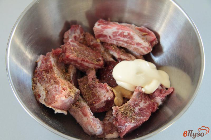 Фото приготовление рецепта: Свиные ребрышки с картофелем и фасолью в мультиварке шаг №2