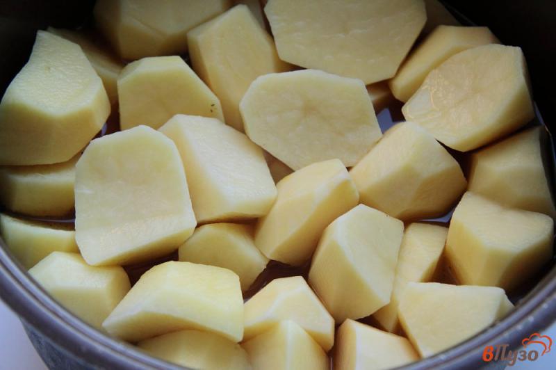 Фото приготовление рецепта: Свиные ребрышки с картофелем и фасолью в мультиварке шаг №8