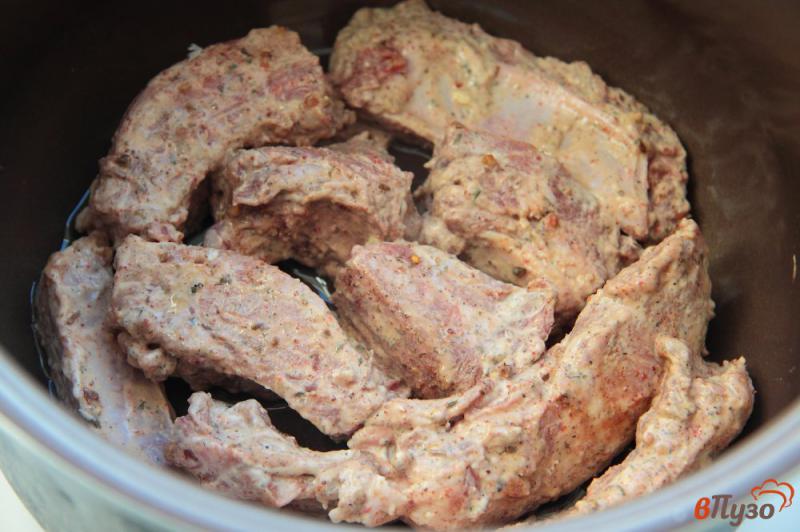 Фото приготовление рецепта: Свиные ребрышки с картофелем и фасолью в мультиварке шаг №4