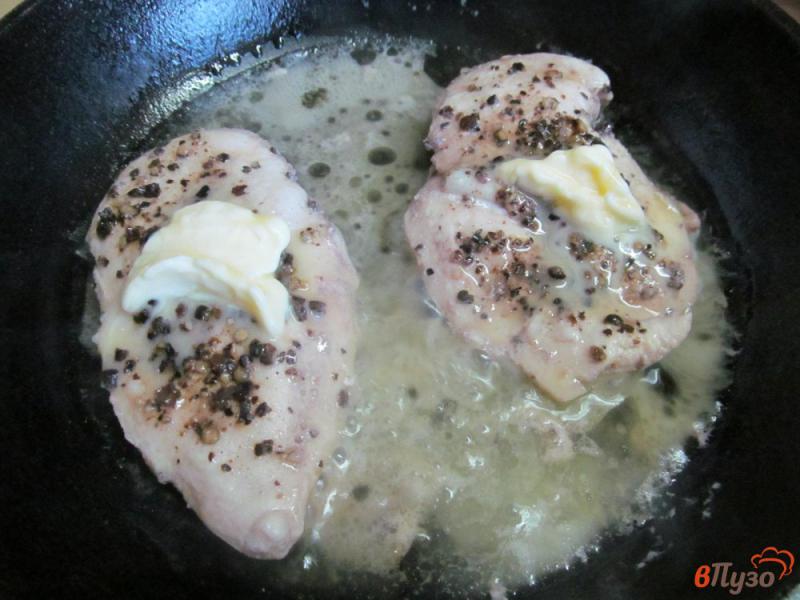 Фото приготовление рецепта: Куриные грудки в сливочном соусе на гарнире шаг №3