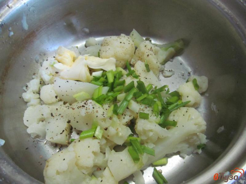 Фото приготовление рецепта: Куриные грудки в сливочном соусе на гарнире шаг №4