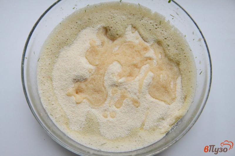Фото приготовление рецепта: Кексы с зеленью и сыром шаг №4
