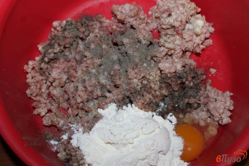 Фото приготовление рецепта: Котлеты из свинины фаршированные грибами и плавленым сыром шаг №2