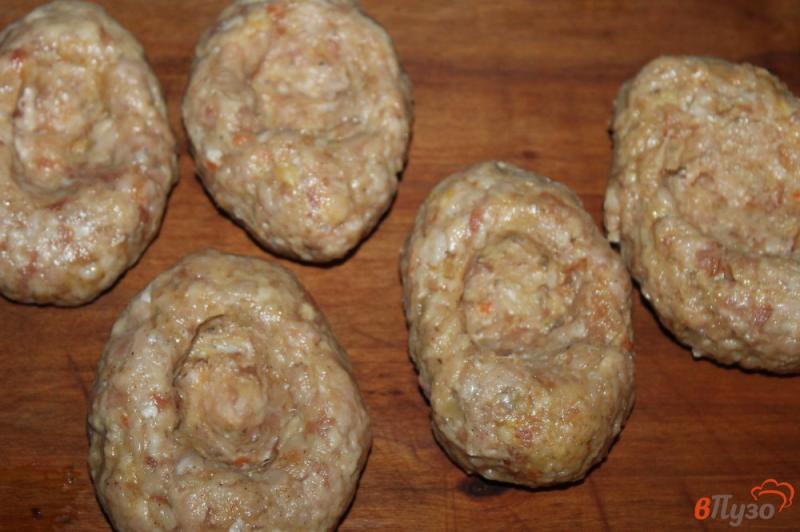 Фото приготовление рецепта: Котлеты из свинины фаршированные грибами и плавленым сыром шаг №5