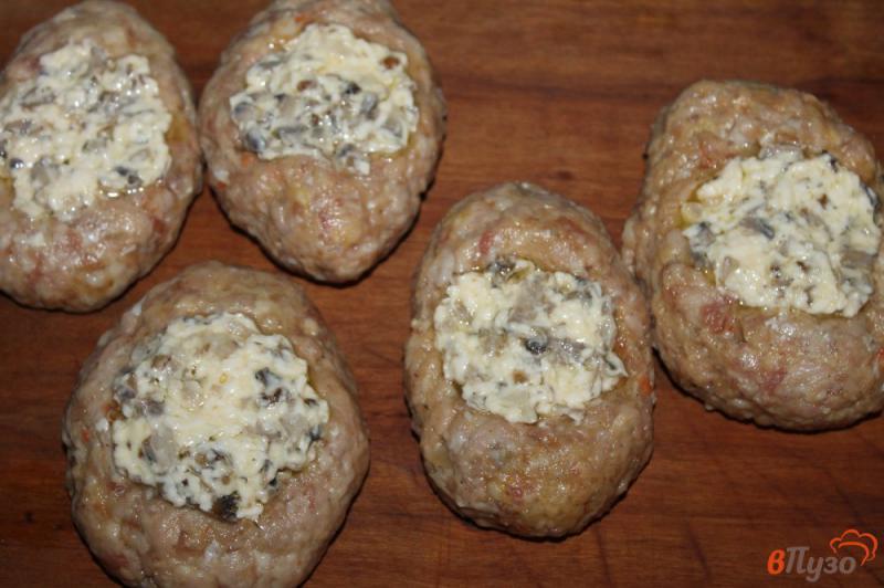 Фото приготовление рецепта: Котлеты из свинины фаршированные грибами и плавленым сыром шаг №6