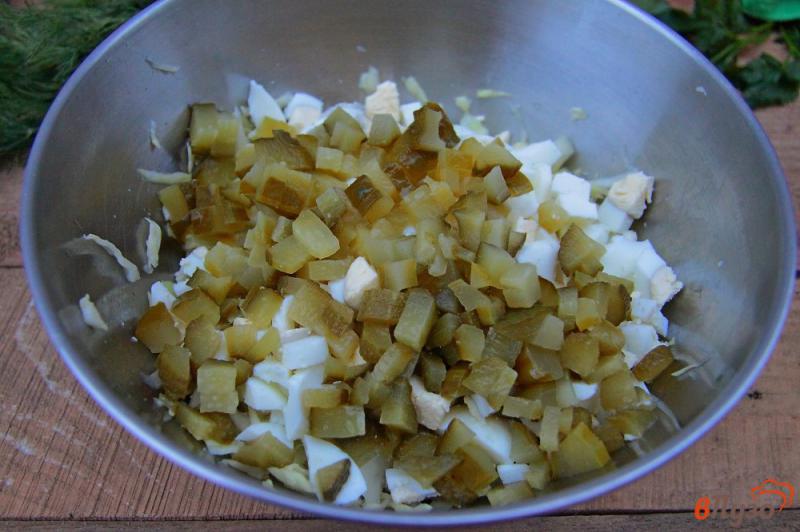 Фото приготовление рецепта: Салат из капусты с соленым огурцом, яйцами и горошком шаг №4