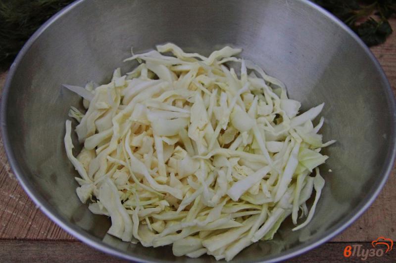 Фото приготовление рецепта: Салат из капусты с соленым огурцом, яйцами и горошком шаг №1